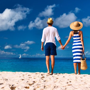 Seyşel Adaları, bir plajda couple