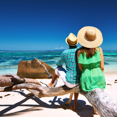 Seyşel Adaları, bir plajda couple