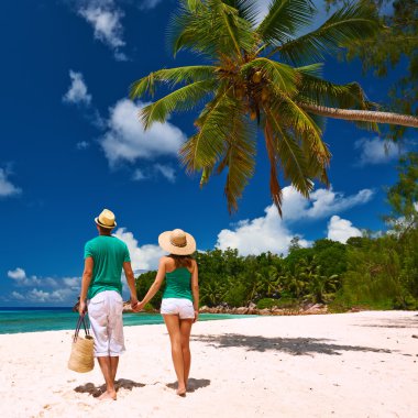 Seyşel Adaları, bir plajda couple