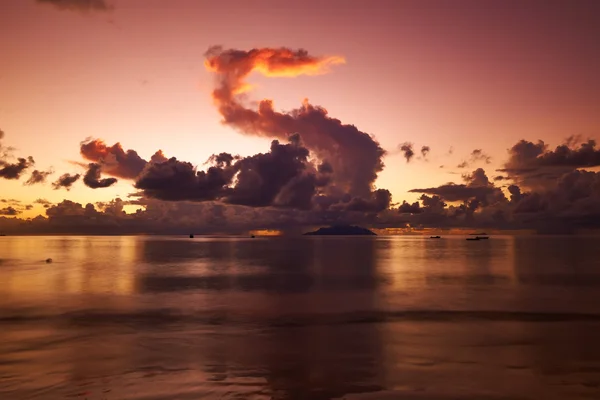 Seyşel Adaları plajda güzel gün batımı — Stok fotoğraf