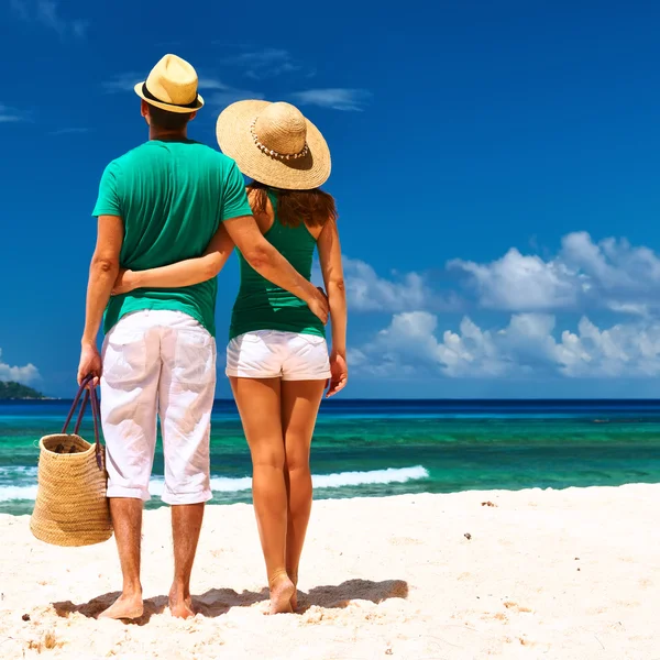 Koppel op een strand van Seychellen — Stockfoto