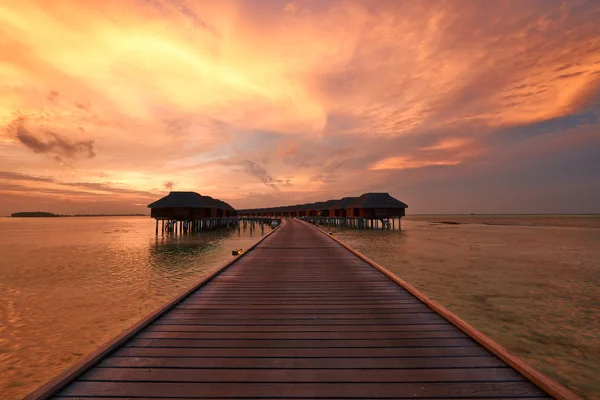 Pôr do sol na praia das Maldivas — Fotografia de Stock