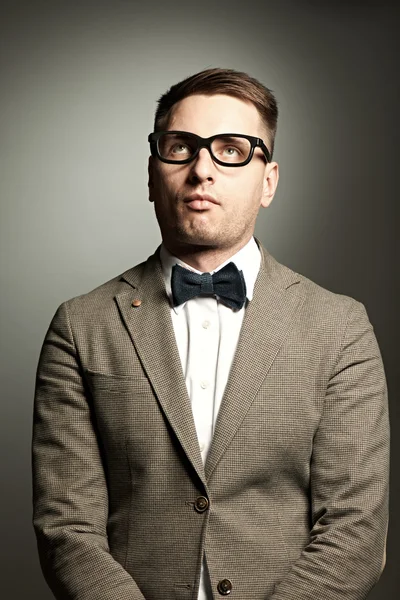Magabiztos nerd csokornyakkendő és a szemüveg — Stock Fotó