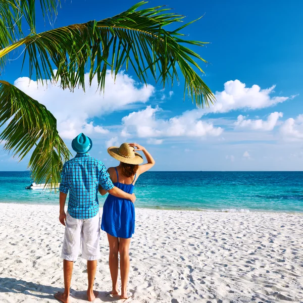 Coppia su una spiaggia alle Maldive — Foto Stock