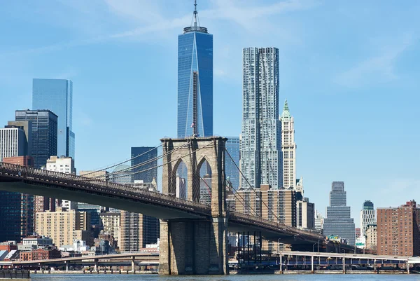 Brooklyn Köprüsü aşağı manhattan skyline ile — Stok fotoğraf