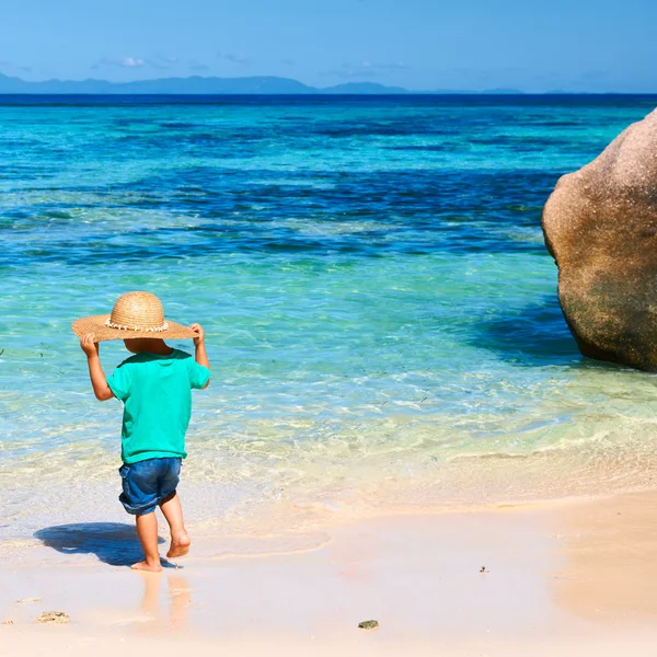 小男孩在沙滩上玩 — 图库照片