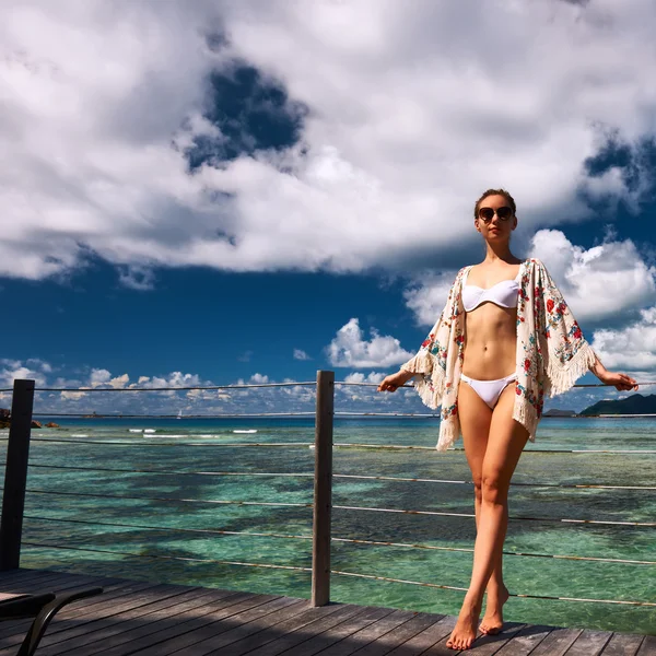 Frau auf einem Strandsteg auf den Seychellen — Stockfoto