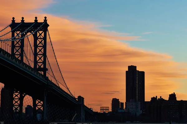 マンハッタン橋は日没時に — ストック写真