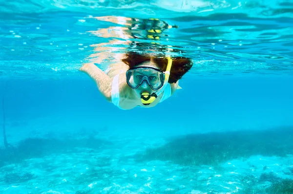 Mulher com máscara snorkeling — Fotografia de Stock