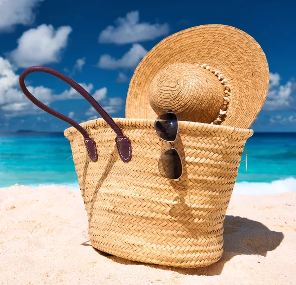 Bella spiaggia con borsa alle Seychelles — Foto Stock