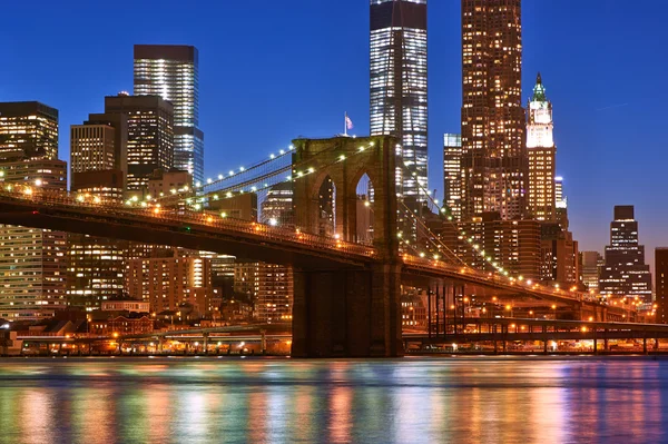 Brooklyn Bridge 's nachts — Stockfoto