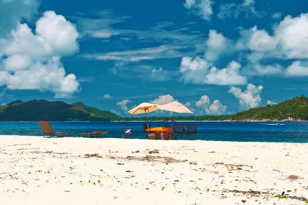 Praia com mesa de piquenique e cadeiras — Fotografia de Stock