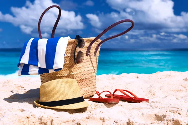 Schöner Strand mit Tasche auf den Seychellen — Stockfoto