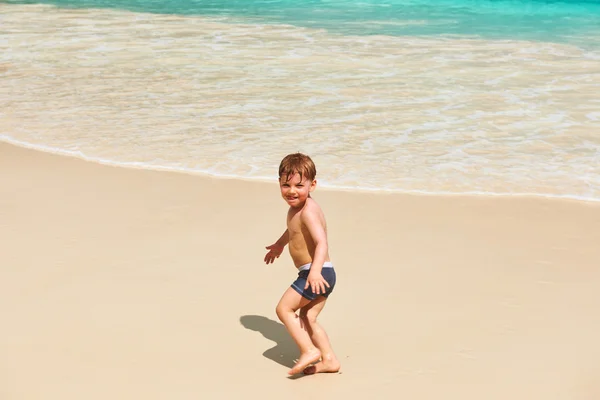 Niño jugando en la playa — Foto de Stock