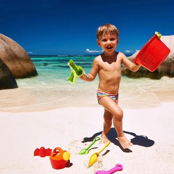 Menino brincando na praia — Fotografia de Stock