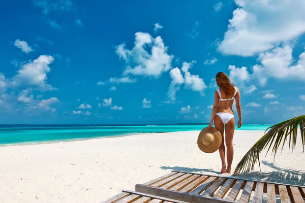 Donna in bikini su una spiaggia alle Maldive — Foto Stock
