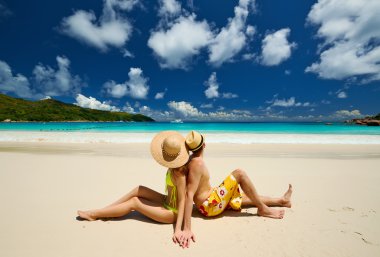 Sahilde oturan Çift