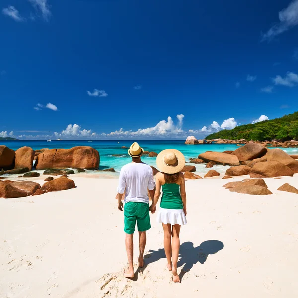 Couple marchant sur la plage — Photo