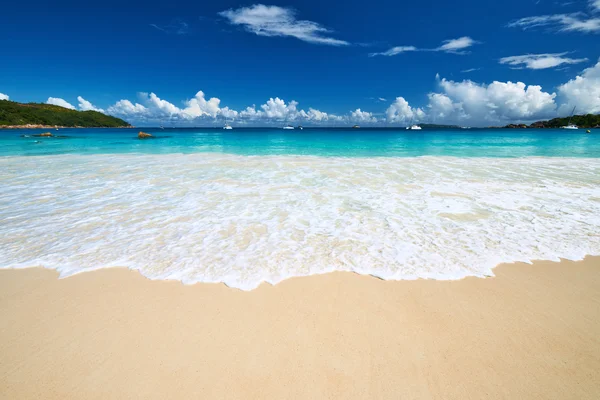 Bella spiaggia alle Seychelles — Foto Stock