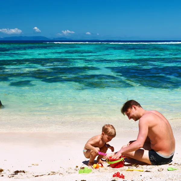 Menino e pai brincando na praia — Fotografia de Stock
