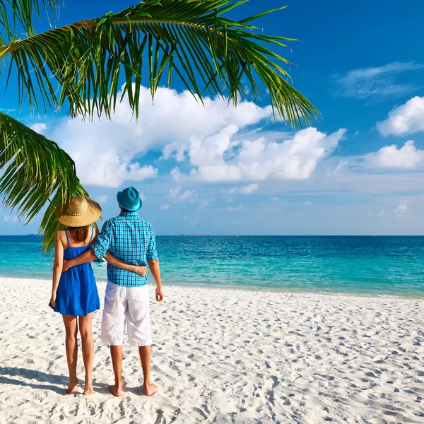 Pár a strandon Maldív-szigetek — Stock Fotó