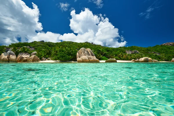 Красивый пляж на Сейшельских островах — стоковое фото