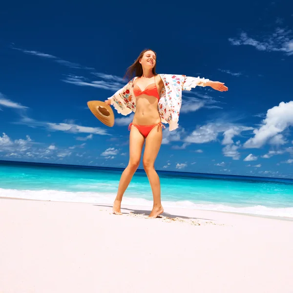Mulher com sarong na praia — Fotografia de Stock