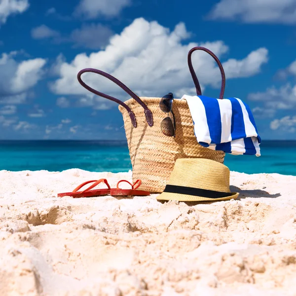 Bella spiaggia con borsa — Foto Stock