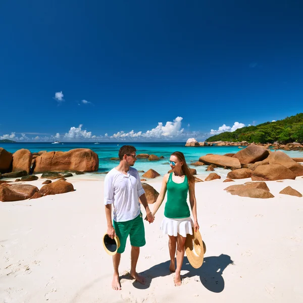 Couple marchant sur la plage — Photo