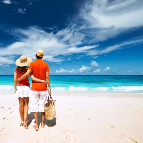 Koppel op strand van Seychellen — Stockfoto