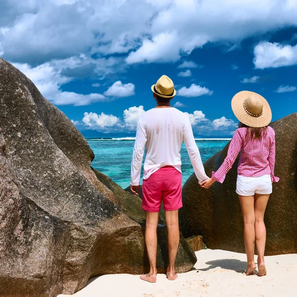 Casal na praia em Seychelles — Fotografia de Stock