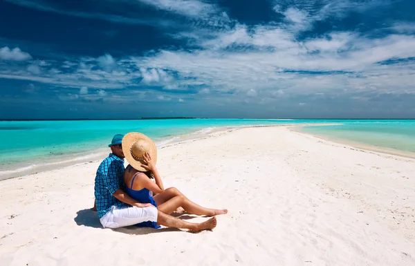 Coppia sulla spiaggia alle Maldive — Foto Stock