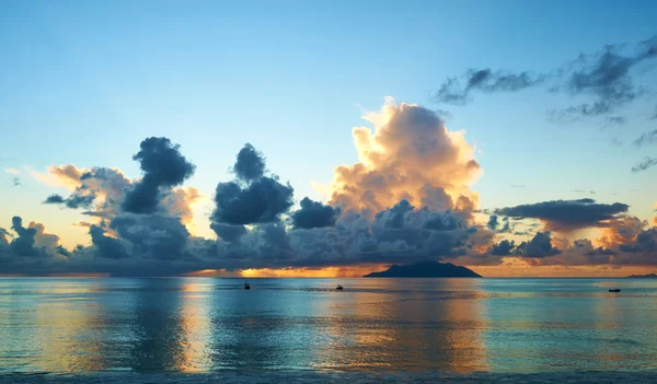 Beau coucher de soleil aux Seychelles — Photo
