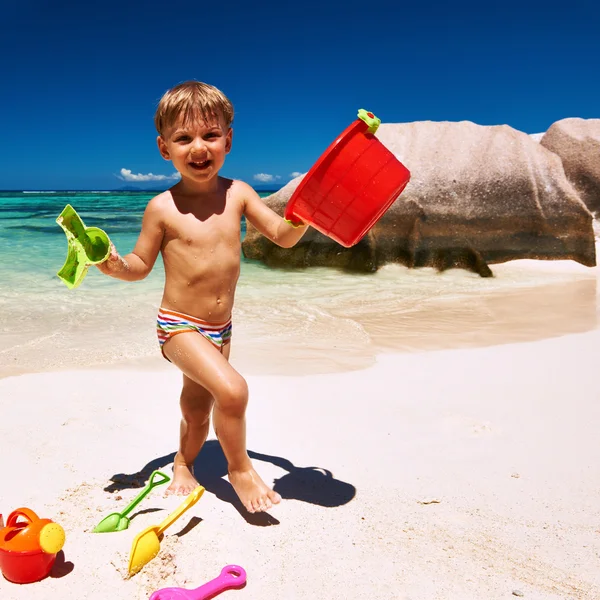 Niño jugando en la playa — Foto de Stock