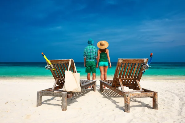 Maldivler plaj üzerinde çift — Stok fotoğraf