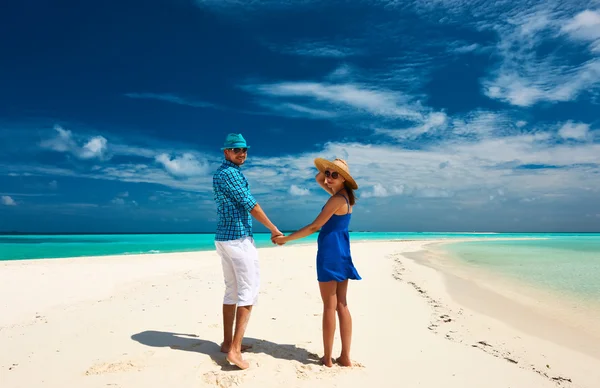 Couple on tropical beach — Stock Photo, Image