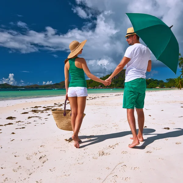 Koppel op strand van Seychellen — Stockfoto