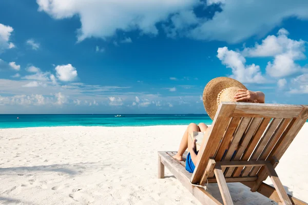 Ung kvinna på stranden — Stockfoto