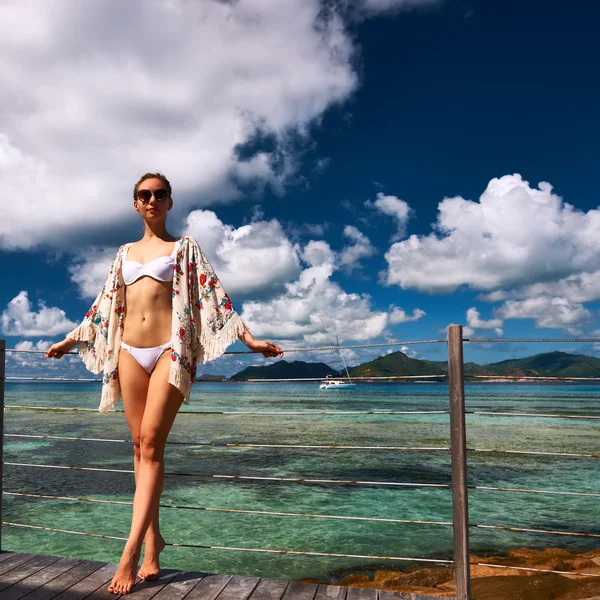 Kvinna på strand brygga — Stockfoto