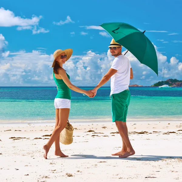 Couple in green with umbrella — Stock Photo, Image