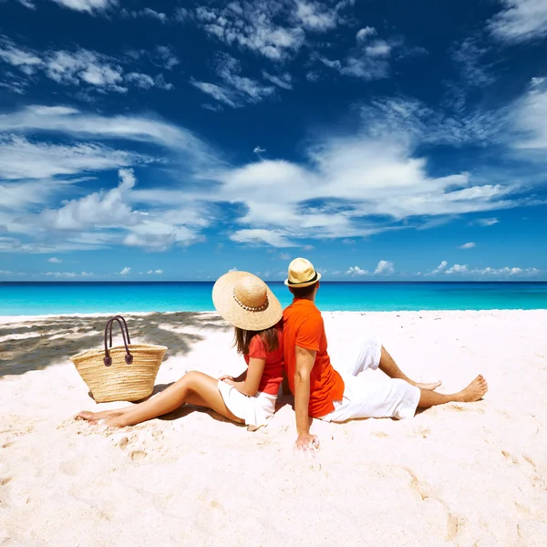 Couple relaxing on tropical beach — Stock Photo, Image