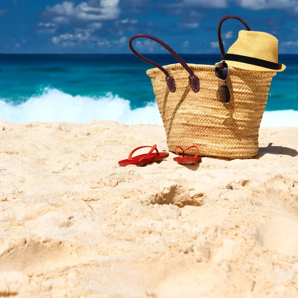 Piękna plaża z torba — Zdjęcie stockowe