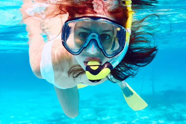 Frau mit Maske schnorcheln — Stockfoto