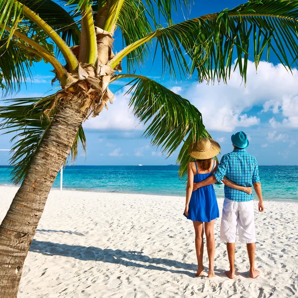 Casal em azul na praia tropical — Fotografia de Stock