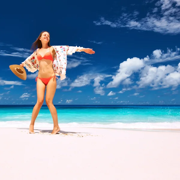 Žena s sarong na pláži — Stock fotografie