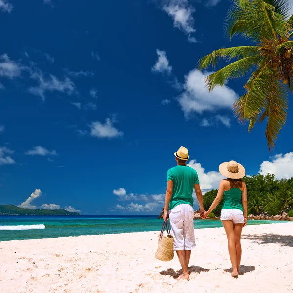 Coppia rilassante sulla spiaggia tropicale — Foto Stock