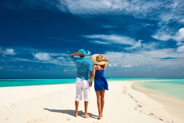 Casal em azul na praia tropical — Fotografia de Stock