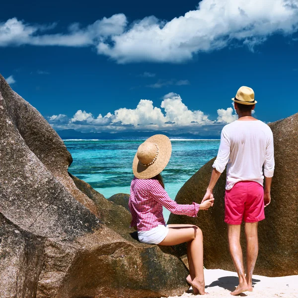 Casal relaxante entre pedras de granito — Fotografia de Stock