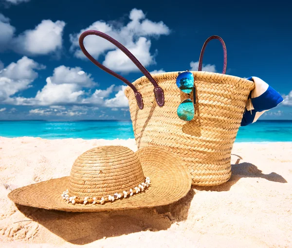 Bella spiaggia con borsa — Foto Stock