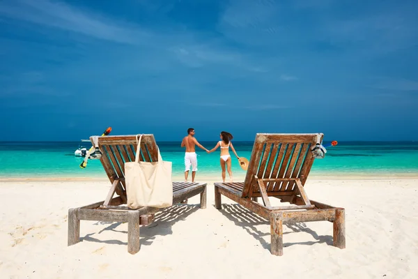 Casal na praia das Maldivas — Fotografia de Stock